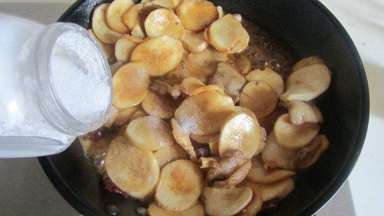 干锅杏鲍菇,翻炒几下后加入适量的盐调味；