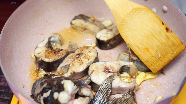 红烧鮰鱼（好吃到骨头都不剩）,【三】鱼入锅，煎至两面焦黄盛出备用