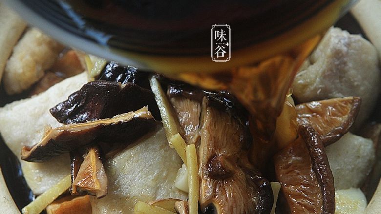 豆腐鱼腩煲,调好后的酱汁倒入砂锅内，大火烧开后小火焖10分钟；