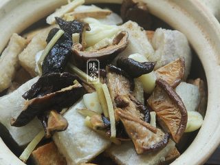 豆腐鱼腩煲,炒好的姜蒜香菇放在鱼腩上面