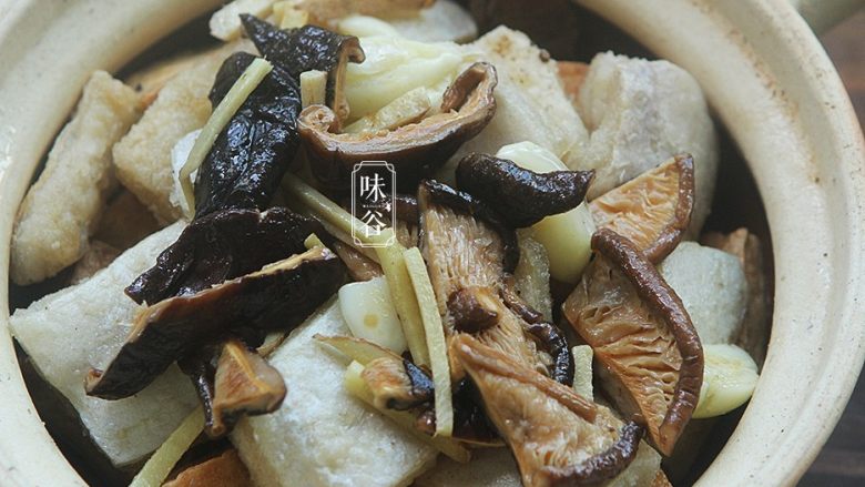 豆腐鱼腩煲,炒好的姜蒜香菇放在鱼腩上面