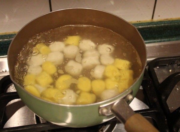 米饭圆、地瓜圆在家做出好滋味,要食用时，煮一锅水，水滚后将粉圆放入，浮起后就可捞起备用。
