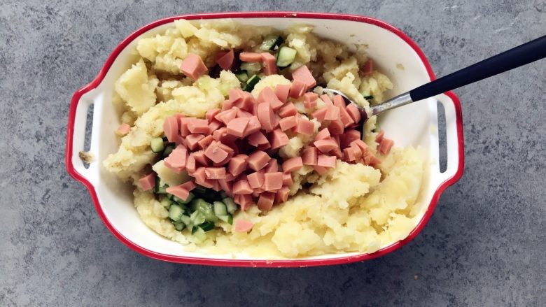 土豆火腿沙拉 ,切火腿肠，青黄瓜,倒入翻拌均匀。
