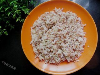 咖喱肥牛饭,在盘子的最底层放上一小碗米饭，我用的是杂粮米饭，白米饭口感会更好