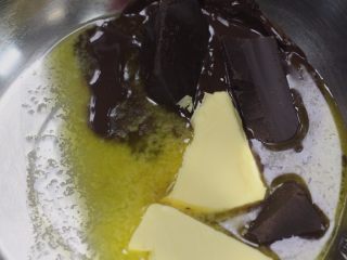 巧克力熔岩蛋糕,巧克力和黄油放一起，隔水融化