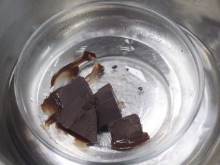 巧克力熔岩蛋糕,在烤的过程中可以融化少许巧克力，做表面装饰用