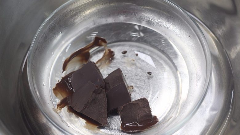巧克力熔岩蛋糕,在烤的过程中可以融化少许巧克力，做表面装饰用