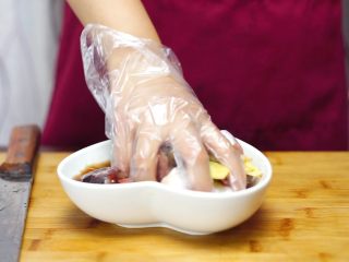 砂锅蒜香焖鮰鱼,用手抓匀，腌制20分钟