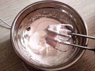 棉花糖紫薯蛋糕,打发至硬性发泡，即出现短的小尖钩，因为草莓味棉花糖是粉色的，此时蛋白也是淡淡的粉色，很好看，还散了出阵阵棉花糖的甜味