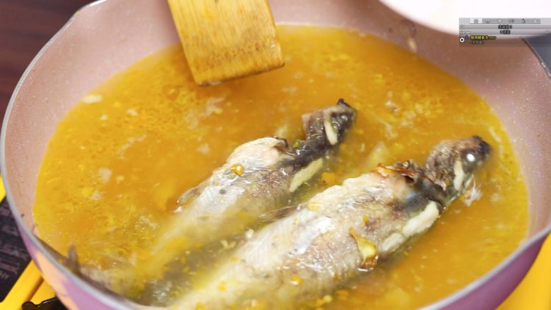 开胃黄金汤—金汤鮰鱼,放入煎锅的鮰鱼