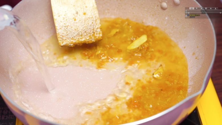 开胃黄金汤—金汤鮰鱼,炒香黄椒后加入水