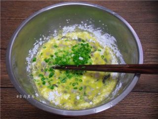 蚝仔鸡蛋煎饼,小葱洗净切碎，加入蛋液中拌匀