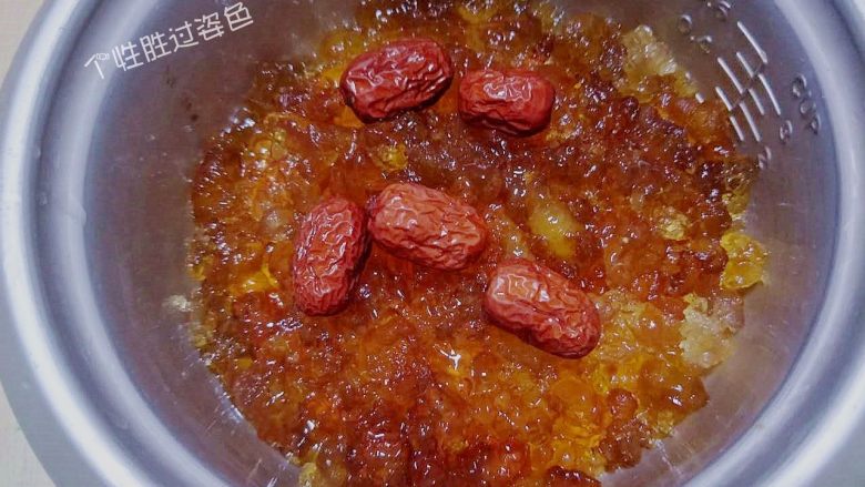 红枣炖桃胶,泡好的桃胶放入电饭锅里，加入适量的红枣
