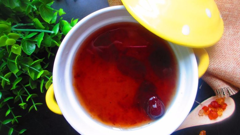 红枣炖桃胶,也可以搭配莲子、百合等食材一起炖煮