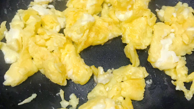 包菜粉丝炒鸡蛋,鸡蛋煎熟后就将鸡蛋分成小块