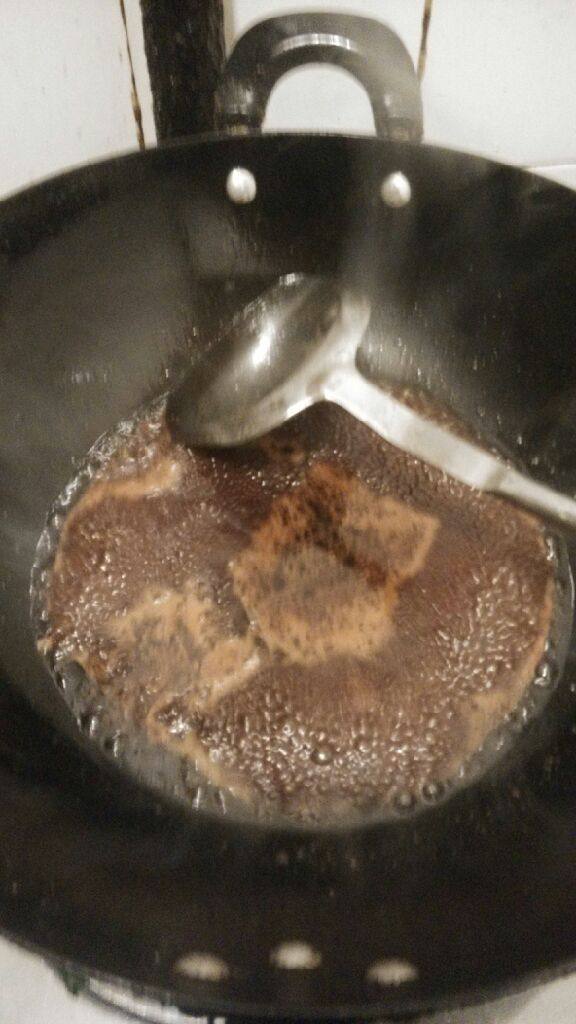 糖醋脆皮豆腐,炒锅油热后倒入调好的糖醋汁炒香，加入适量的水烧开。