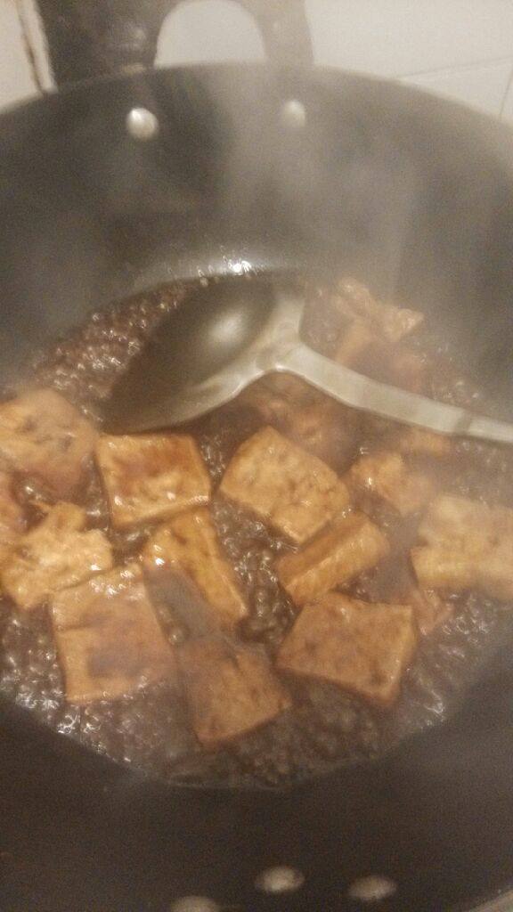 糖醋脆皮豆腐,.倒入煎好的豆腐，炒至汤汁收干即可出锅装盘。