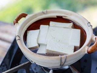 蘸水豆腐,豆腐切成厚片放进煮锅，煮开后关火。