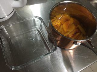 黃桃杏仁塔,煮好的黃桃要完全涼涼再使用
