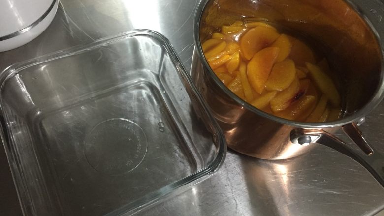 黄桃杏仁塔,煮好的黄桃要完全凉凉再使用