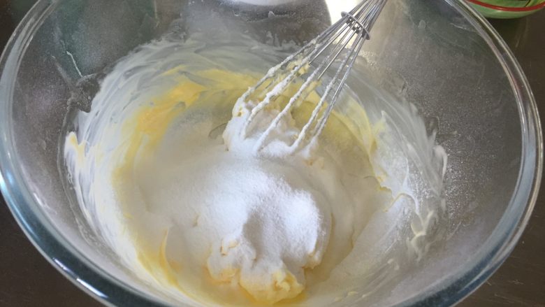 黄桃杏仁塔,黄油中加入糖粉，搅拌均匀（制作塔皮的时候我用的就是蛋抽）