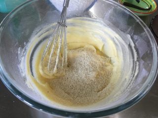 黃桃杏仁塔,再依次加入杏仁粉、鹽、香草籽攪拌均勻