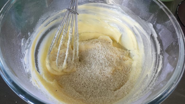 黄桃杏仁塔,再依次加入杏仁粉、盐、香草籽搅拌均匀