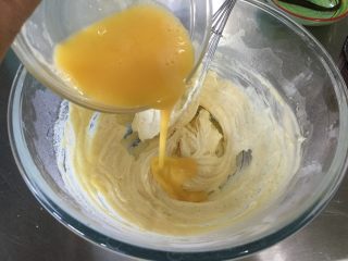 黃桃杏仁塔,分幾次加入全蛋液，每次都攪拌均勻后再加雞蛋液