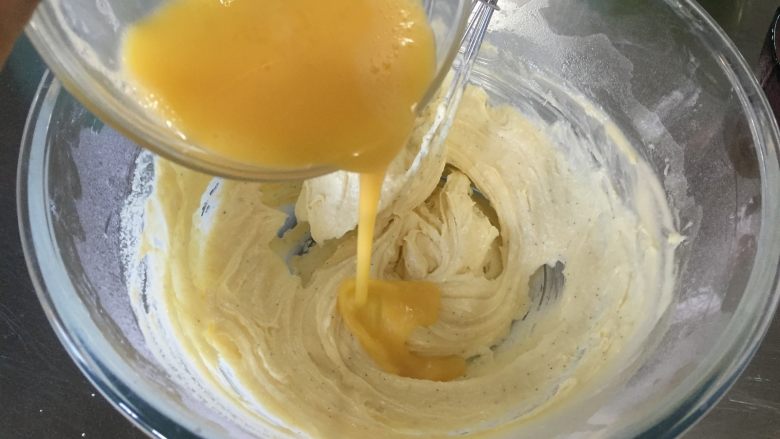 黄桃杏仁塔,分几次加入全蛋液，每次都搅拌均匀后再加鸡蛋液