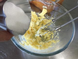 黃桃杏仁塔,就是黃油加糖攪拌，用電動打蛋器攪打均勻后加入蛋液再打發