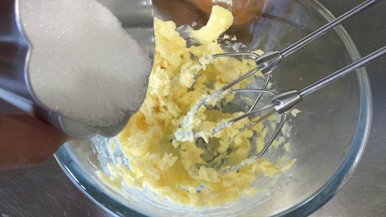 黄桃杏仁塔,就是黄油加糖搅拌，用电动打蛋器搅打均匀后加入蛋液再打发