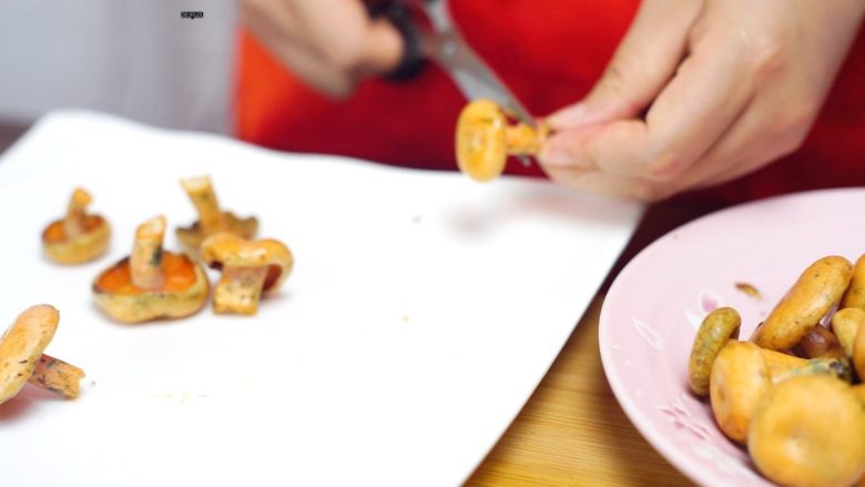 家常的鲜香味道—鲜香松菌汤,用剪刀剪去缔