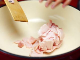 家常的鲜香味道—鲜香松菌汤,铸铁锅烧热放入猪腿肉肥肉部分