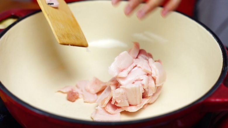 家常的鲜香味道—鲜香松菌汤,铸铁锅烧热放入猪腿肉肥肉部分