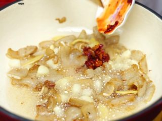 家常的鲜香味道—鲜香松菌汤,加上豆瓣酱（复刻家乡的美味，所以用的妈妈自酿的豆瓣酱）