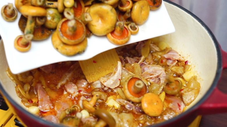 家常的鲜香味道—鲜香松菌汤,加入处理好的松菌翻炒均匀