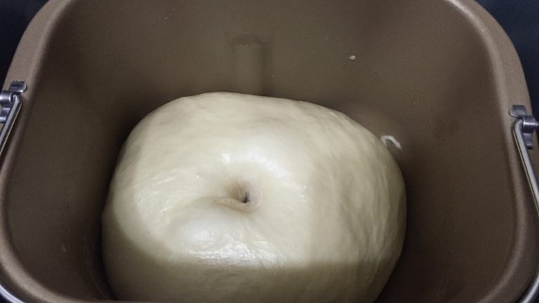 福气小餐包 直接法,揉好的面团用面包机的发酵功能，发酵1小时至两倍大