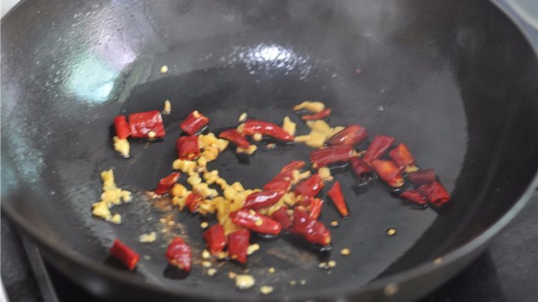 葱香牛腩,油锅烧热，炒香姜蒜辣椒