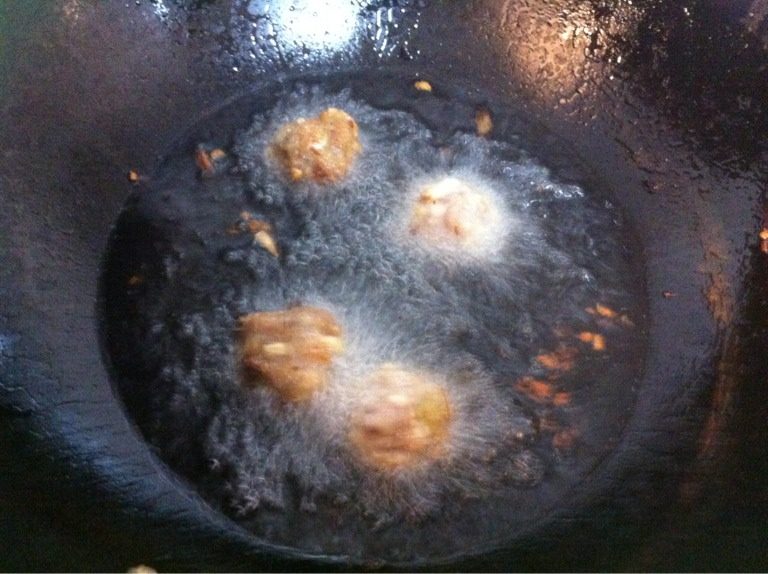炸小肉丸,我放了葱，可是炸的时候葱总是先煳，不如不放，淀粉是为了    黏合在一起，不然下锅就碎了