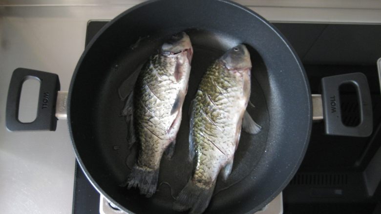 川香豆瓣鱼 ：超级美味的下饭神器,放入鲫鱼。