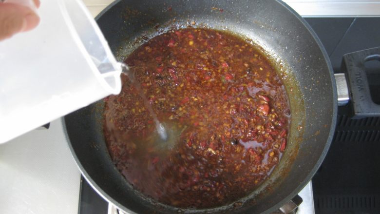 川香豆瓣鱼 ：超级美味的下饭神器,倒入约250毫升清水煮滚。