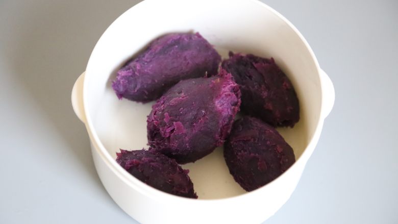 低脂健康 紫薯月饼 ,这个时候用手可以轻松的给紫薯剥去表皮。