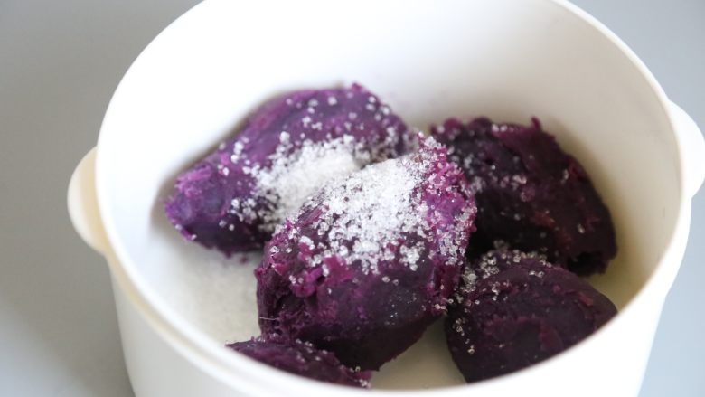 低脂健康 紫薯月饼 ,趁热放入白砂糖，利用热气余温将砂糖融化。