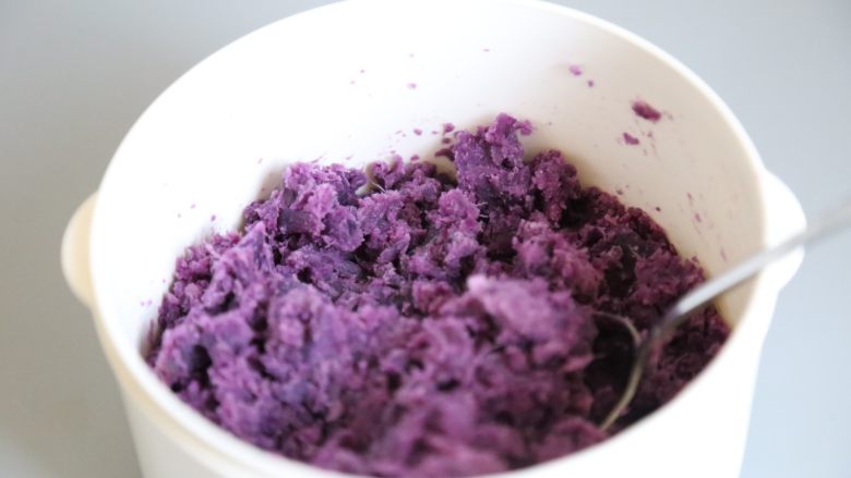 低脂健康 紫薯月饼 ,用勺子将加入了砂糖和黄油的紫薯压碎，搅拌均匀。