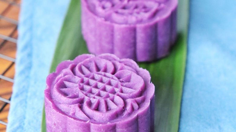 低脂健康 紫薯月饼 ,冷藏的时候，建议在容器里放入一篇竹叶，这样冰过的紫薯会自带一股清新的竹香气。
