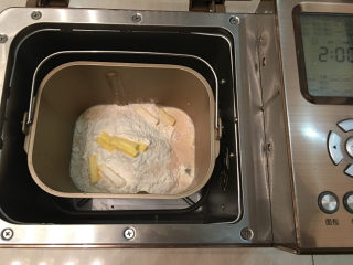 火腿肠辫子面包,将面包所有材料放入东菱1352AE3-C面包机中，启动标准菜单进行揉面。