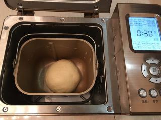 火腿肠辫子面包,将面团整理好后重新放回面包机中进行一次发酵，时间设定为30分钟。