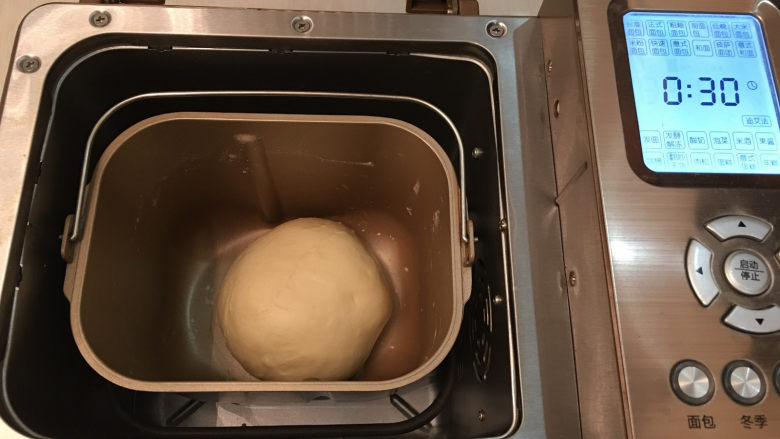 火腿肠辫子面包,将面团整理好后重新放回面包机中进行一次发酵，时间设定为30分钟。
