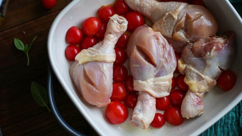 小番茄罗勒烤鸡腿,将小西红柿剖开的那面朝下
铺满整个盘底
多的话
鸡腿上面也可以铺一点