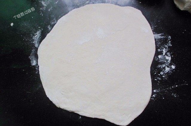 手撕饼,面醒好后揉成光滑的面团，分成4份或5份，把面团再揉下，擀成厚度为3mm的面片，如果面粘记得在揉面垫上撒上干面粉防粘
